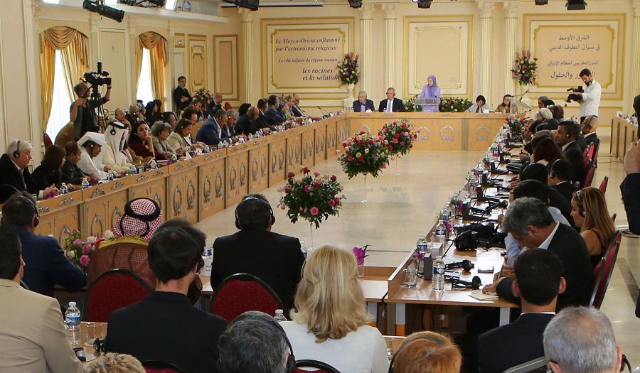 Maryam_Rajavi_A's tweet photo. مريم رجوي في مؤتمر الشرق الأوسط  في نيران التطرف الديني- الدورالتخریبي للنظام الإيراني #AllAntiExtremism #ايران http://t.co/EPxEHs8E7l