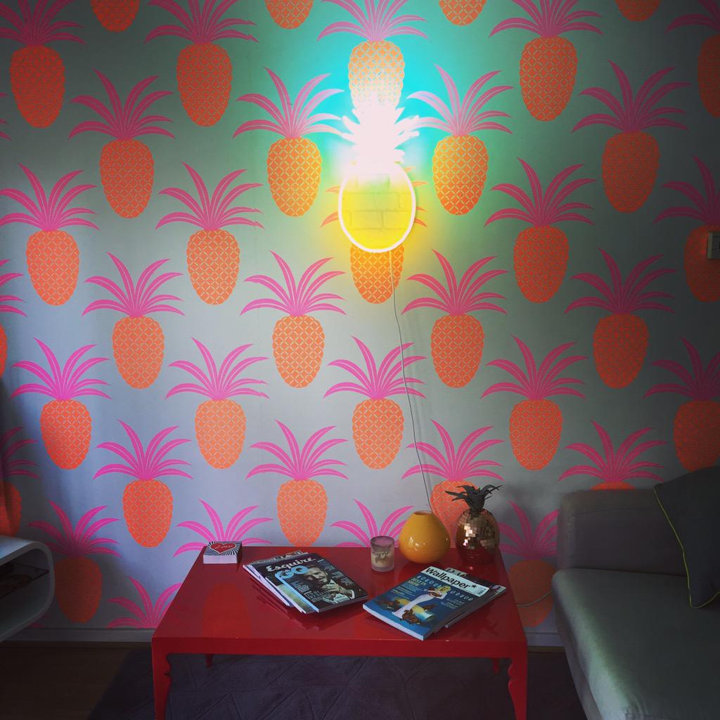 Onbo_Eco's tweet photo. @EtralaLondon @Fabulousmag @OliverBonas love that check @dwestneonart in my apartment #interior #art #NeonInvasion http://t.co/EWwCa7Oa6a