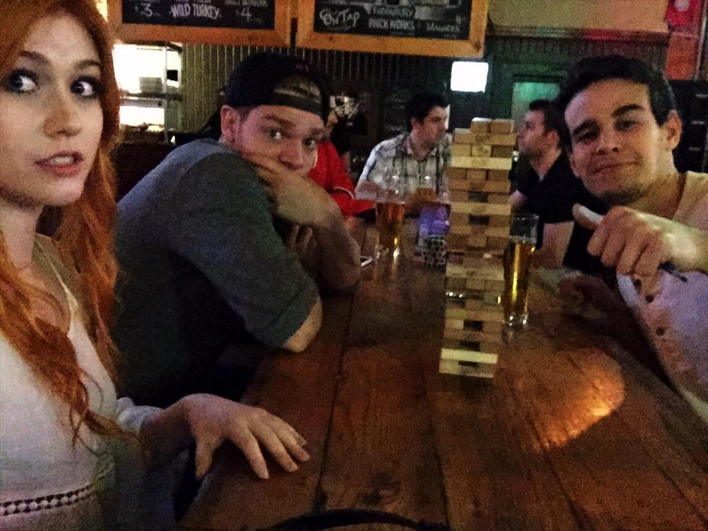 newsSH_ES's tweet photo. Kat/Clary, Dom/Jace y Alberto/Simon jugando s un juego de mesa (ellos lo llaman Jenga)
#Shadowhunters http://t.co/0n6h9vvR7R