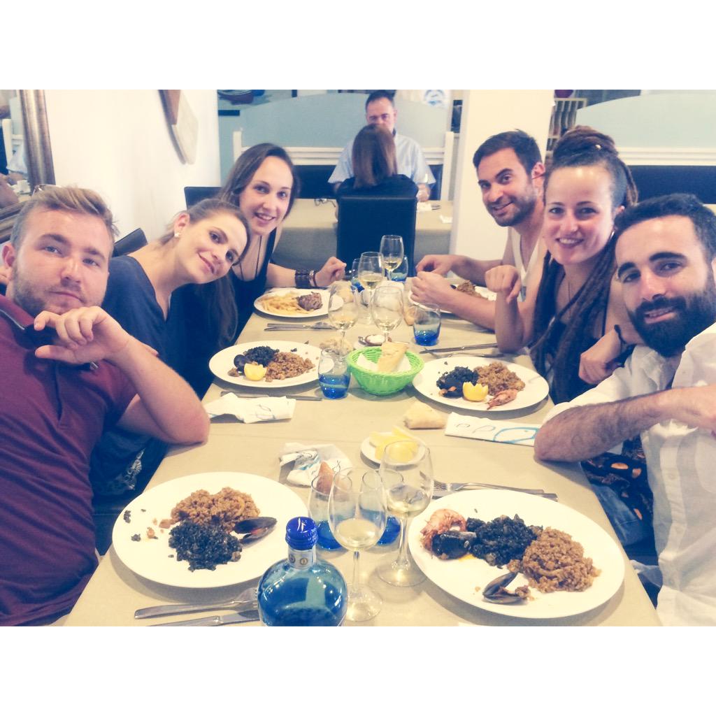 Vam dir que si guanyàvem el <a href="/trackvendrell/">Track Concurs Música</a> avui fèiem paellote! Assimilant,.. #loprometidoesdeuda #felicitat