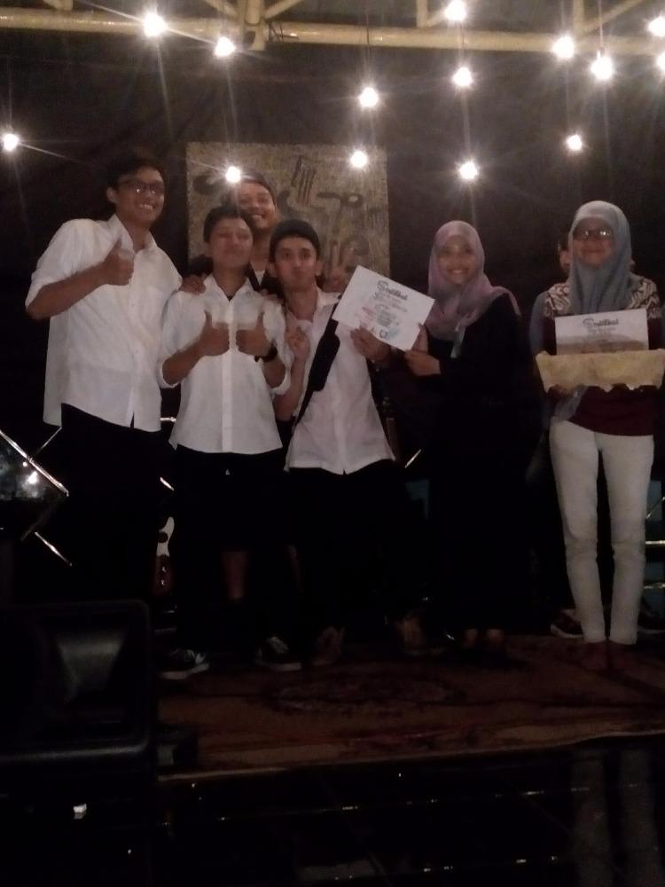 Juara 2 diraih oleh YELLOW SUBMARINE