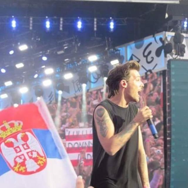 Tina_Nevena's tweet photo. Jedna zajednicka s Louisom 😁🙌🙌🙌 (jeste da je samo prst ali i to je nesto hahaha) #Serbia #OTRAVienna http://t.co/WBiupaDr8C