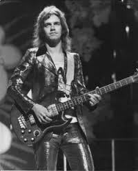 Happy 66th birthday to one of this nations finest ever bass players, Jim Lea of Slade. Look at that clobber! 