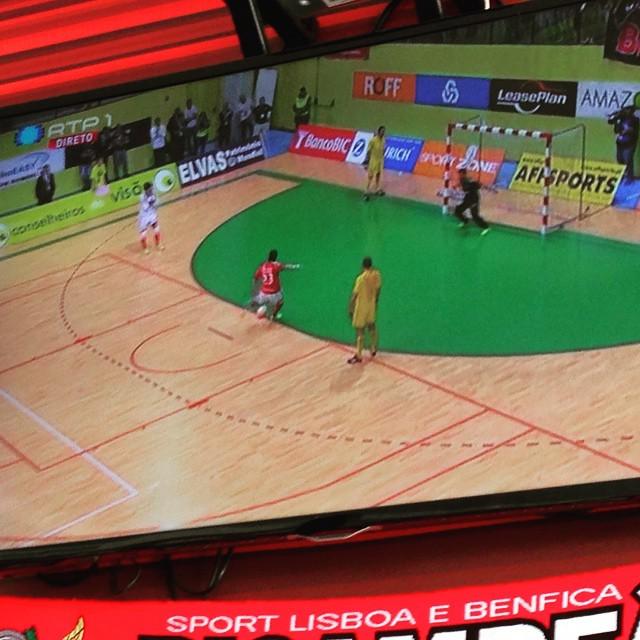 GloriosoSLBApp's tweet photo. Que tiro! Campeões futsal 2014/2015 #praiadobarbas #praiadocds #costadecaparica #lisboa #portugal #almada #obarbas … http://t.co/HiqSD665Pu