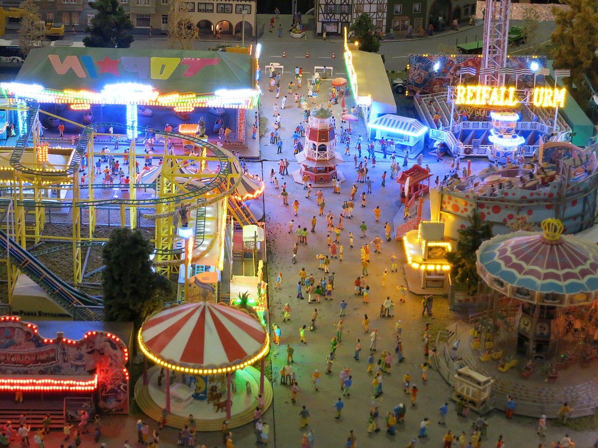 Karaya1_DE's tweet photo. Einzig die aufgebaute Modellkirmes beim Sommerfest am #FMO war ganz nett #eddg #modellbau http://t.co/p2qsg4hTL6
