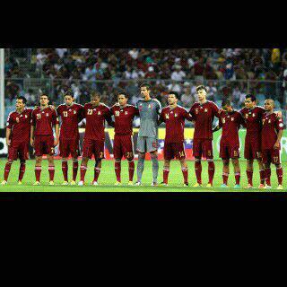 Genesis_Peerez's tweet photo. Hoy NO es domingo de peliculas, es domingo de buen vino, Vinotinto ✌⚽ #CompaAmerica 😁 http://t.co/orz6isPoLF