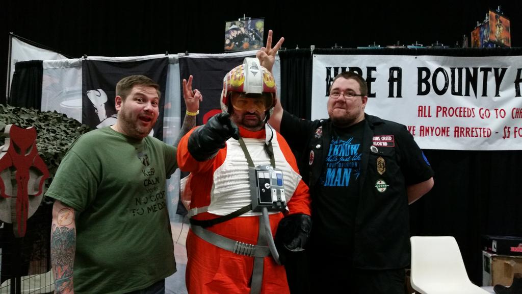 VhettMandaClan's tweet photo. Having fun on the last day at @WizardWorld http://t.co/OOgbx3jqiO