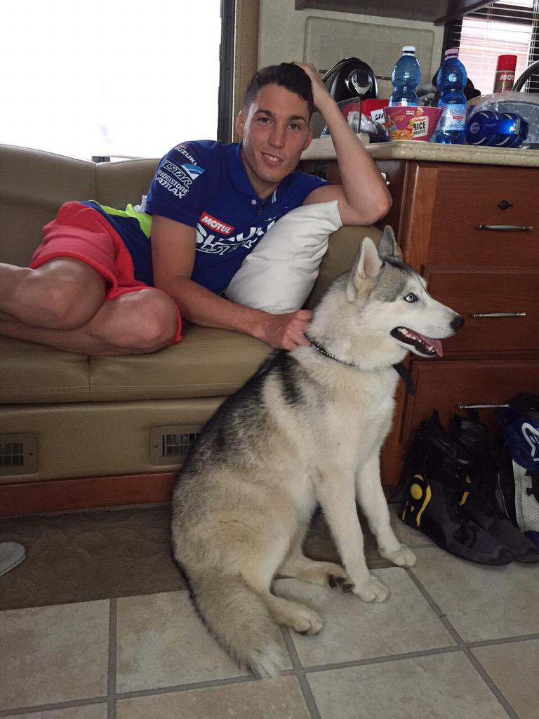 AleixEspargaro's tweet photo. Despues d una mala carrera que mejor que recargar pilas en el motorhome con Eina para el test d mañana! #nevergiveup http://t.co/LHvSFjb2kx