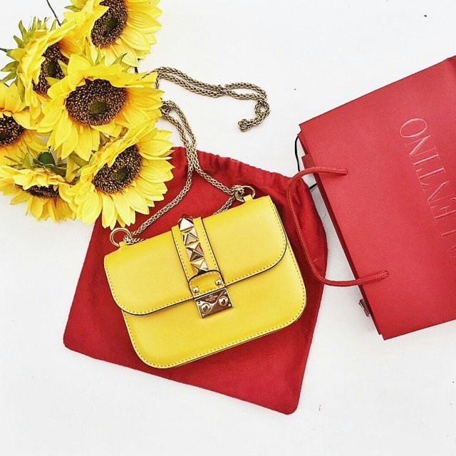 MaisonValentino's tweet image. Let the sunshine in with #ValentinoGaravani #LockBag Image via @barbielaura ift.tt/1Fh7y24