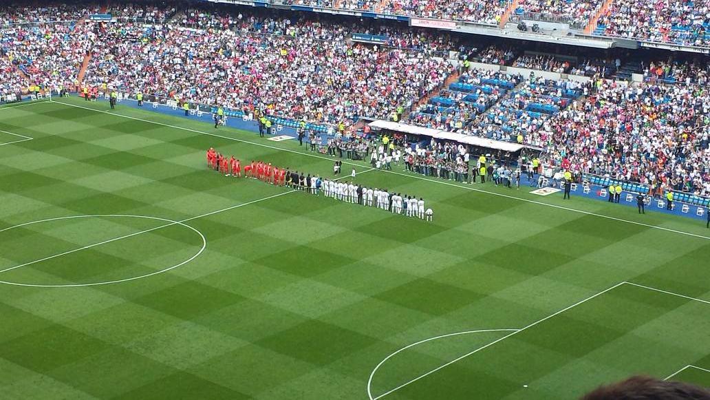 FaktaRMCF's tweet photo. HALF TIME !! Real Madrid Leyendas 1-2 Liverpool Legends (Roberto Carlos 43' pen; Kewell 17', Owen 22') #CCM2015 http://t.co/YUqOTwjcWu