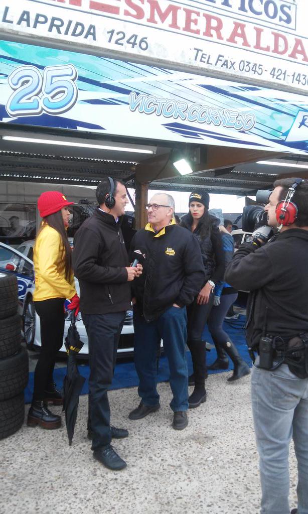 MarDzu's tweet image. Los chicos de @CarburandoTV @mansillamauri trabajando. #Findefrio #TVR6 #AutodromodeConcordia