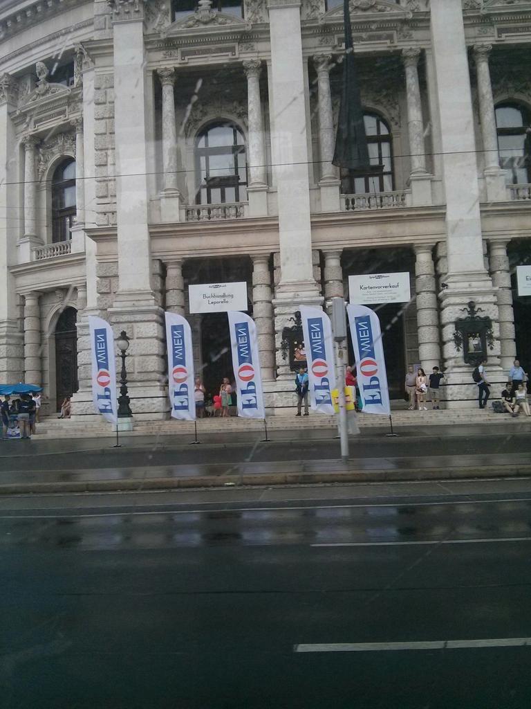 byearchitecture's tweet photo. Vom Burgenland ins @burgtheater .... #fpö #oje http://t.co/5NlsZXSoxj