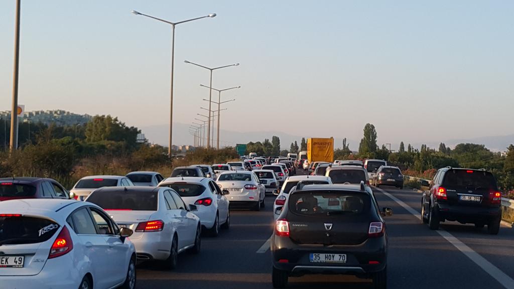 82My82's tweet photo. @izmirdecevirme seferihisar kavşağından trafik başladı :( http://t.co/4QferP5Ng3