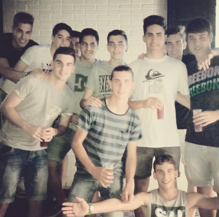 SergiioGuardado's tweet photo. Buenas ferias con los de siempre! Se os quiere. http://t.co/Anm3Vjt0i4