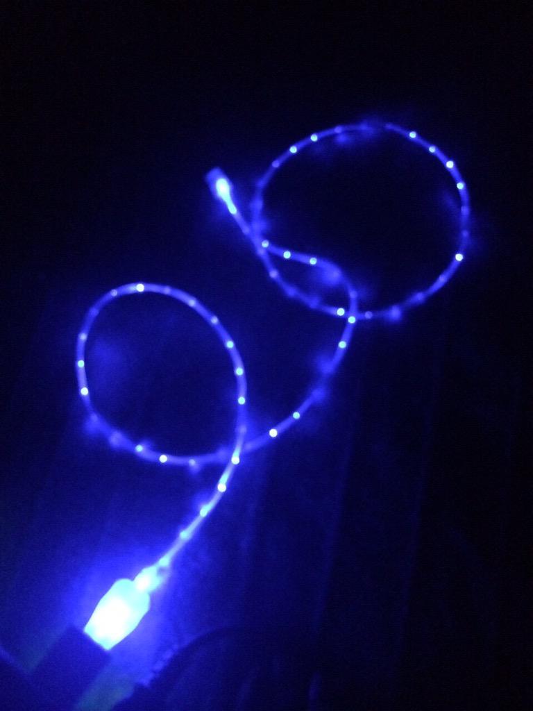 Ri_e13's tweet photo. タイガーで買った充電さしたらびっくり(°_°)ホンマいらん機能ついてるやつー(´･Д･)」眩しいやないかい！！ http://t.co/taKfrQCki0
