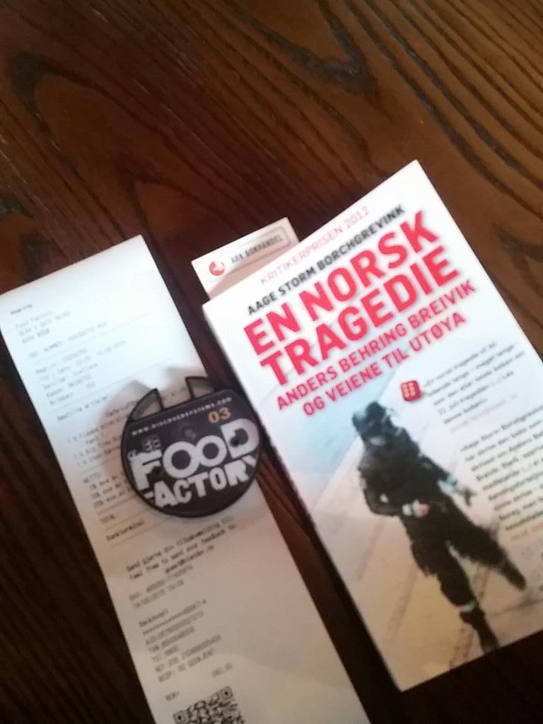 glenneii's tweet photo. Et forsøk på å forstå værden gjennom en bok + mat på flyplassen I Bodø! #book #food #history http://t.co/idgOEIpOBu