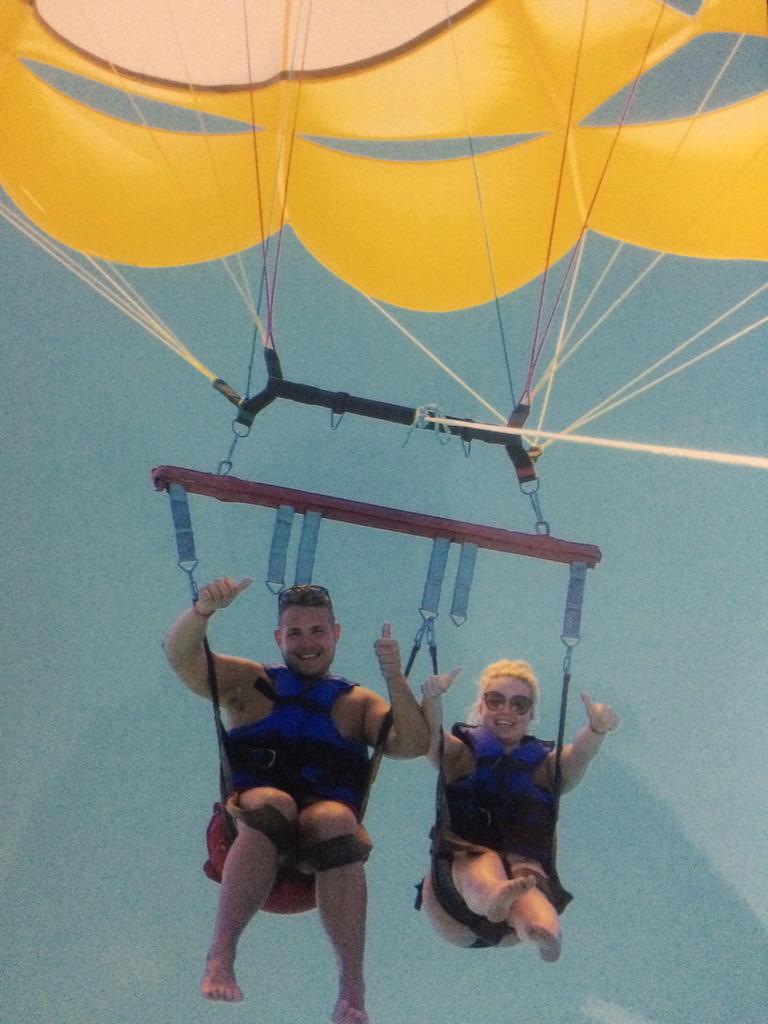ChrisKent91's tweet photo. Parasailing in Mexico http://t.co/q31U0nNt8Z