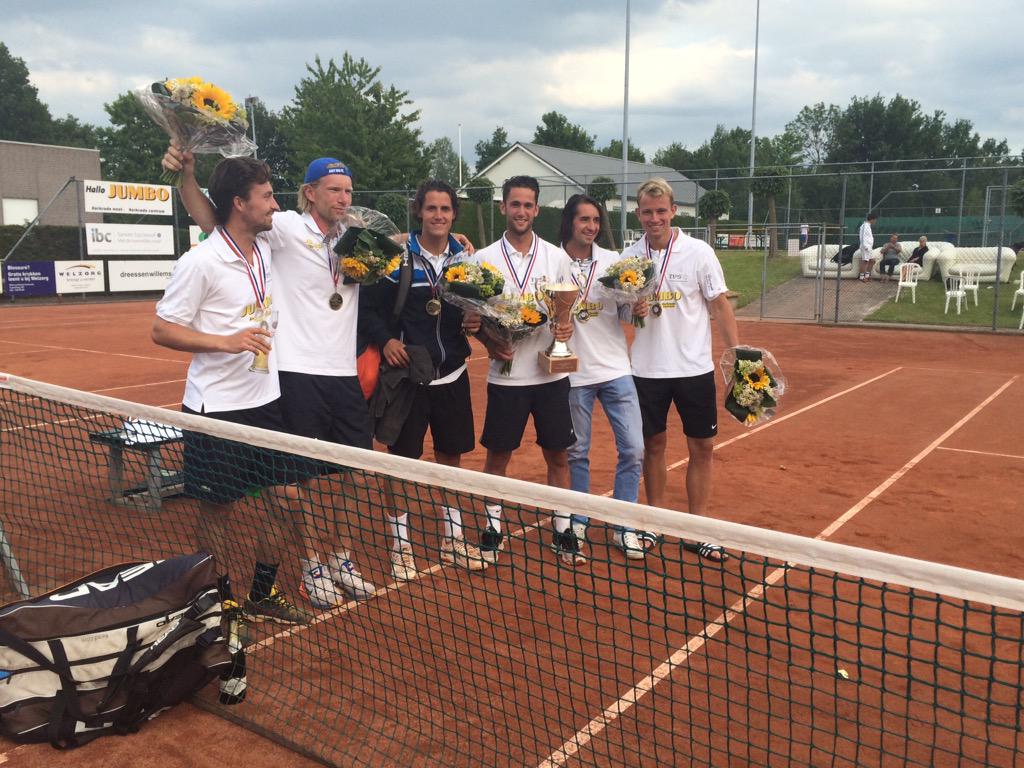 Niketimmermans's tweet photo. Yeah derde keer op rij #LANDSKAMPIOEN #NK #TENNIS #EREDIVISIEHEREN @JTimmermans89 trots zusje http://t.co/MzuqBjhoF8