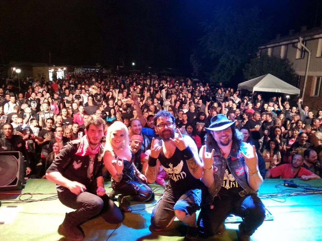 Scarlet_Aura_'s tweet photo. A beautiful public!!! See you soon Bulgaria!!! #Bulgaria #theblackroses #mc #aura http://t.co/lqj4df5uxy