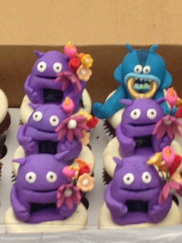 Surprise successful! Amazing cupcakes by <a href="/cupkates3/">kate sigel</a> for amazing artist <a href="/moxieinfinity/">Moxie</a>