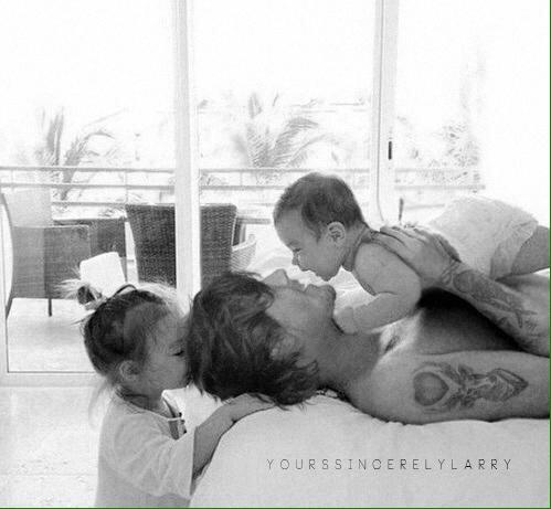 pregharrypics's tweet photo. "@Harry_Styles: This is my favourite way to spend sunday morning. All the love" http://t.co/YagjLXsLGB