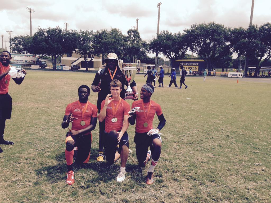 stevecalvert8's tweet photo. Bringing those trophys back to C.C. This is the year #cczoo http://t.co/3Jrp1NA8PQ