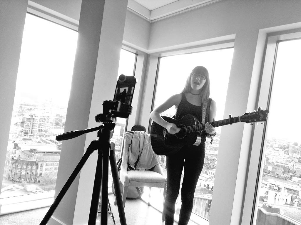ParrotScope's tweet photo. Amazing sounds, amazing views! Hear @elliemakesmusic live now https://t.co/ZCYixjPxhx http://t.co/UerH77mB55