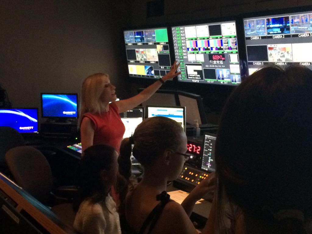 MsKateM's tweet image. An amazing #behindthescenes evening w/ @DebraAlfarone @wusa9 @APSDrew #thankful #ilovemyjob @APSDrewMusic