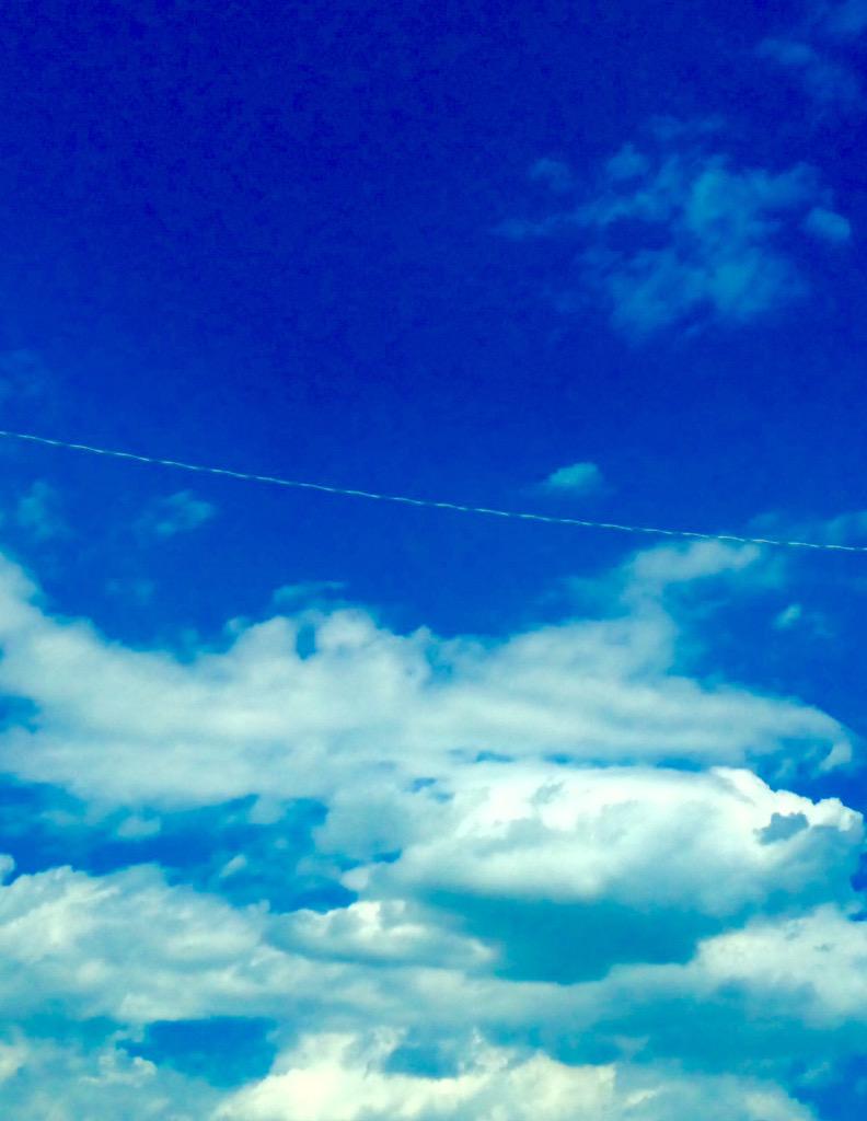 MicheleCocking's tweet photo. BEAUTIFUL Sunday afternoon skies overhead #bluesky #lucky #midwest http://t.co/A7lS5BAIMN