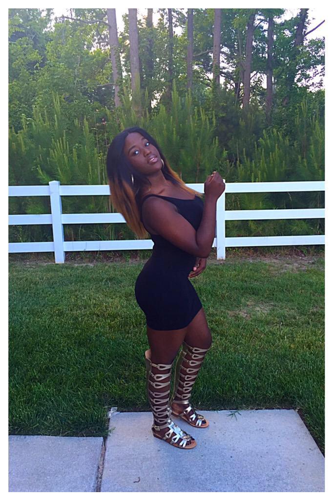 DuttyJermz's tweet photo. This is exactly what I picture when I see females in these shoes 😭😭 http://t.co/guwaIwWTOr