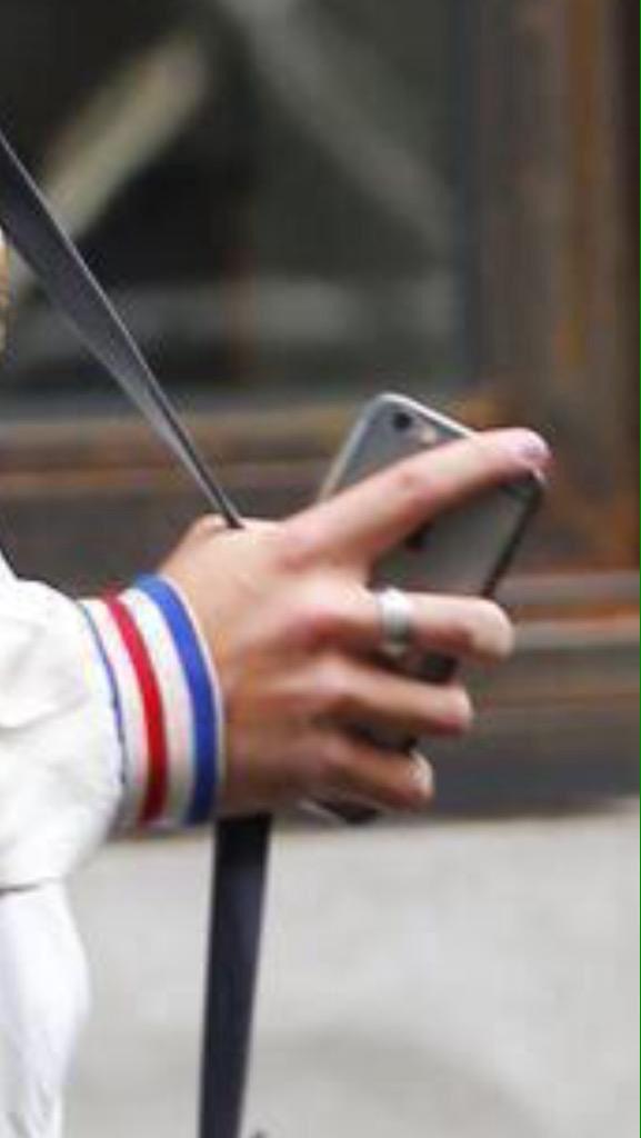 positionsIine's tweet photo. when a hot guy passes by http://t.co/0FFSODQg9U
