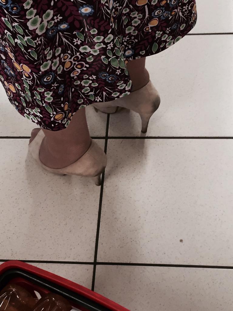 DaGiorgia's tweet photo. Non so se mi imbarazza più la scarpa o le calze a rete piccola che indossa #moda #noncepiùrispetto http://t.co/5LGZKH4NVA