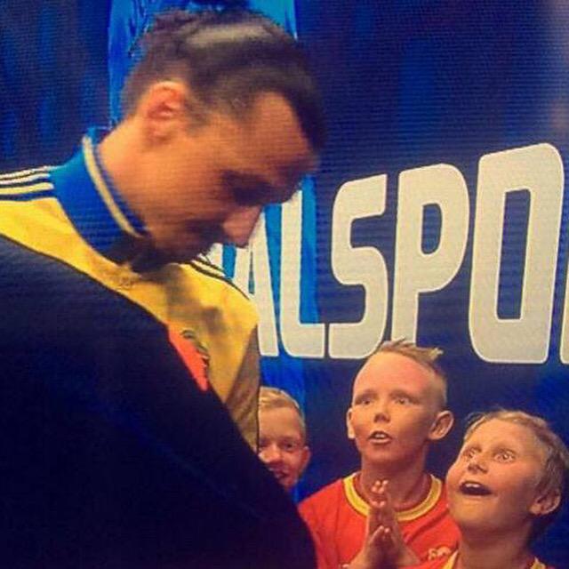sportbladet's tweet photo. Ett par maskotars blickar kan säga väldigt mycket mer än tusen ord! http://t.co/tbf8v7NPPv