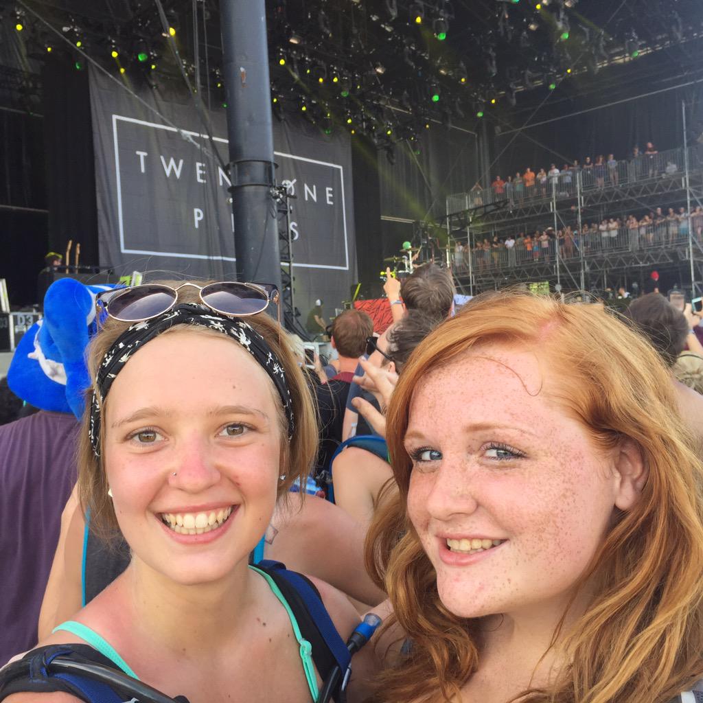 ROOMAGIC's tweet photo. @_JordanLeigh_  got her #RooWish to be close for @twentyonepilots @Bonnaroo #RooMagic in action! http://t.co/LnetDYLPt5
