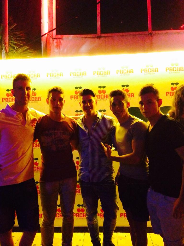 cesar_urrea7's tweet photo. Muy buena noche con estos cracks @Alex_urrea_11 @Borja_Deskicio @diego_urrea9 @RubenHipotesis http://t.co/XX4x5Gz45p