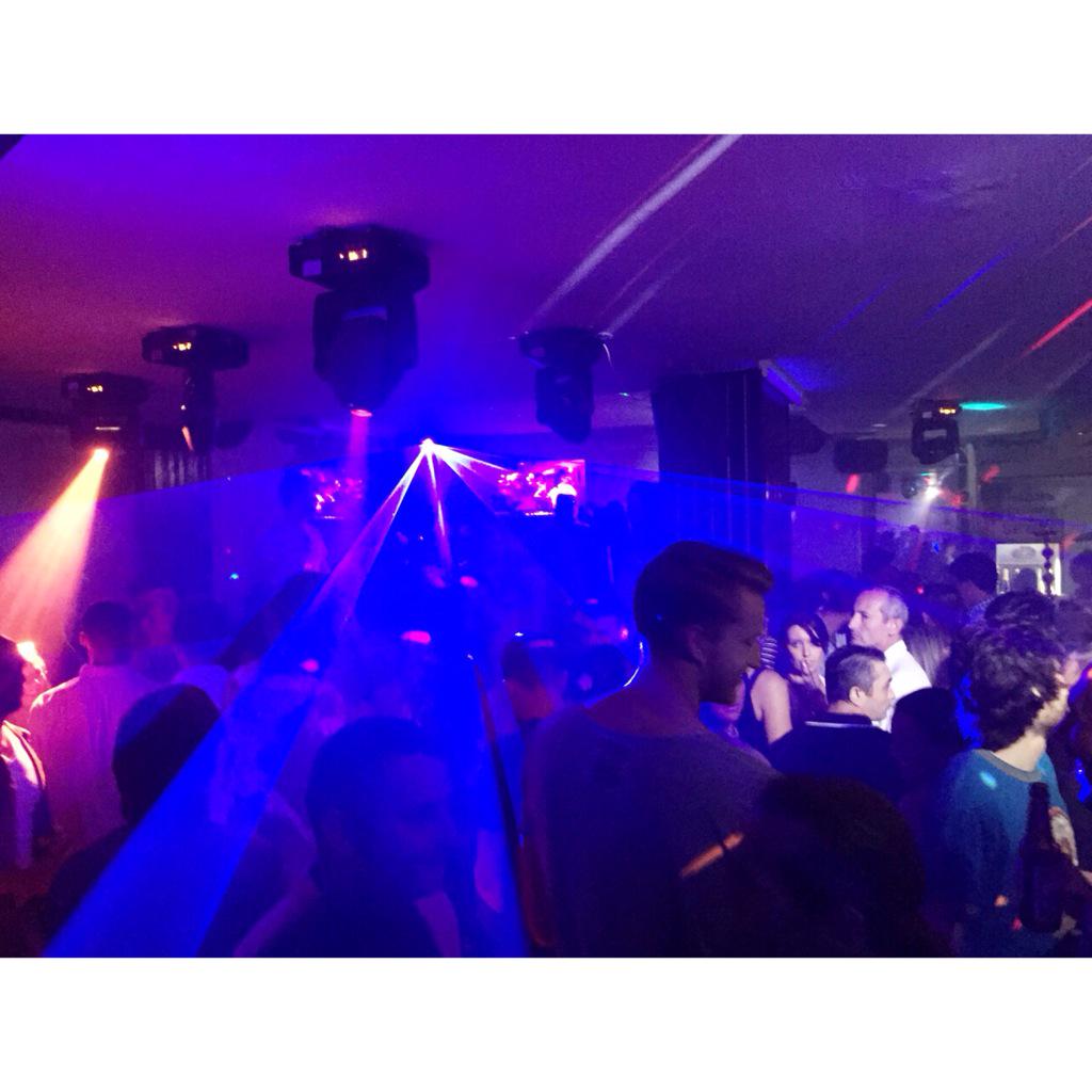 sevennerja's tweet photo. Noche de reapertura 10 gracias a todos los que nos visitaron🙌🙌🙌 #SevenNerja http://t.co/EOOzA7xZ8u