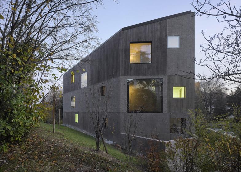 dezeen's tweet image. A patchwork concrete facade surrounds this apartment block in Lausanne: dezeen.com/2015/06/14/2b-…