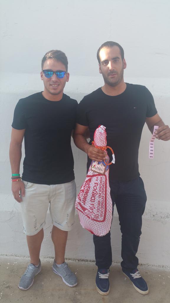 El premiado de nuestro sorteo! Con 1 euro un jamón ! Gracias por jugar.