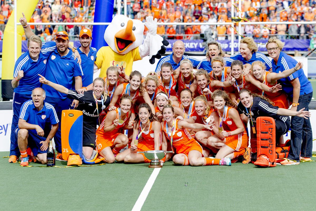 nocnsf's tweet photo. #sporthistorie 14-6-2014, exact 1 jaar geleden: hockeysters pakken in Den Haag de wereldtitel http://t.co/4KTJJpVAFJ