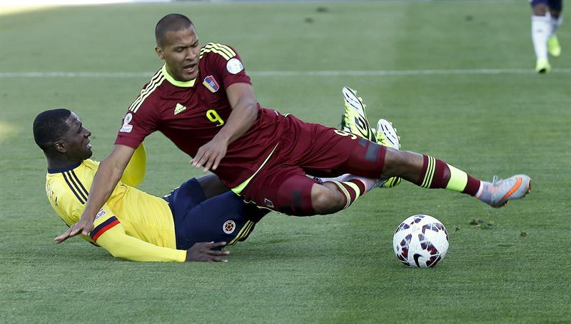 NTN24ve's tweet photo. Venezuela anota y se va arriba 1 - 0 en partido contra Colombia #YoLeVoyAMiVinotinto http://t.co/BKDHljmMtb http://t.co/r3bm6kkA0S