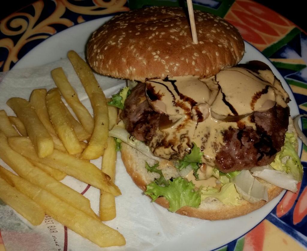 danidodance's tweet photo. Nada mejor para cenar que una Jackson Foie para cenar en #rockcoffeeplazabar con la familia @mariopichonetty http://t.co/3YkyrVhgAV