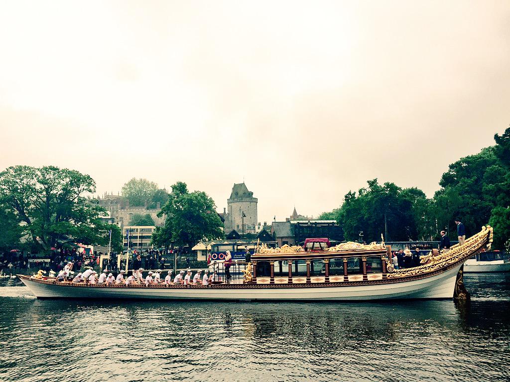 TheBelsizeTwo's tweet image. Go Gloriana! Wonderful to see so many people cheering her on despite the rainy weather. Well done #Windsor!!