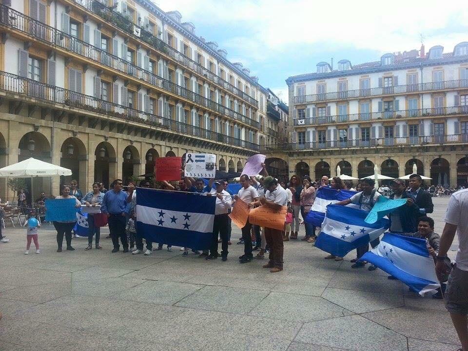 nbnowHQ's tweet photo. #BOMBAZO San Sebastián país vasco dice presente! #RenunciaJOH #Honduras http://t.co/lNEgG0mMyp