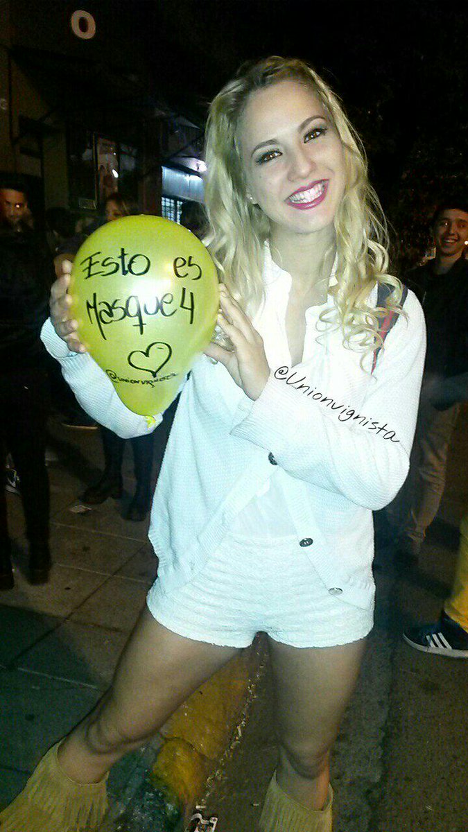 NewsVigna's tweet photo. Despues del gran estreno.. A la salida del teatro 😄 #SobraronGlobosDelJueves #Amarillos #MasqueCu4tro http://t.co/5bO9fk5PeI