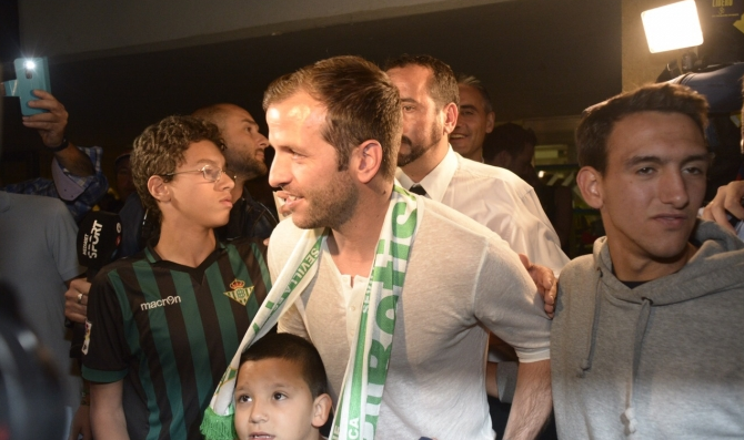 LaLigaenDirecto's tweet photo. Van der Vaart acaba de llegar a Sevilla para fichar por el Betis. Ya luce la bufanda verdiblanca [vía @Pepelias17] http://t.co/IX2fftymV3