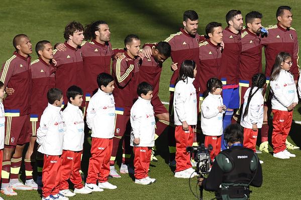 FuerzaVT's tweet photo. ¡Gracias muchachos, por unirnos en un solo color y llenarnos de alegría! ¡Viva #VENEZUELA! ¡Grande @SeleVinotinto! http://t.co/NczBVMDukF