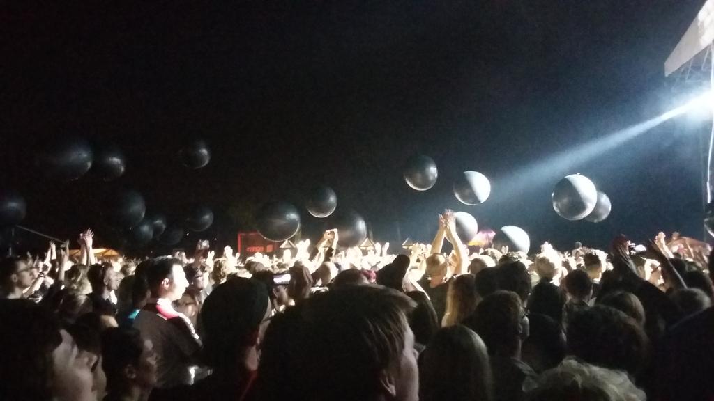 Orange_Polska's tweet photo. Bo fajerwerki to za mało! #muse  #orangestage #OWF2015 http://t.co/wXJwO0Z8NR