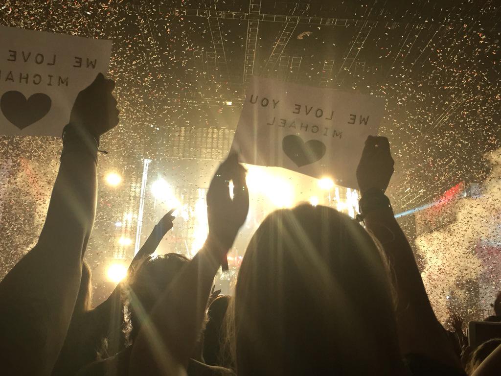 ohsofivesos's tweet image. what a total party zone @5SOS the last show in the uk was tonight, thank you lads #ROWYSOLondon 💘✨