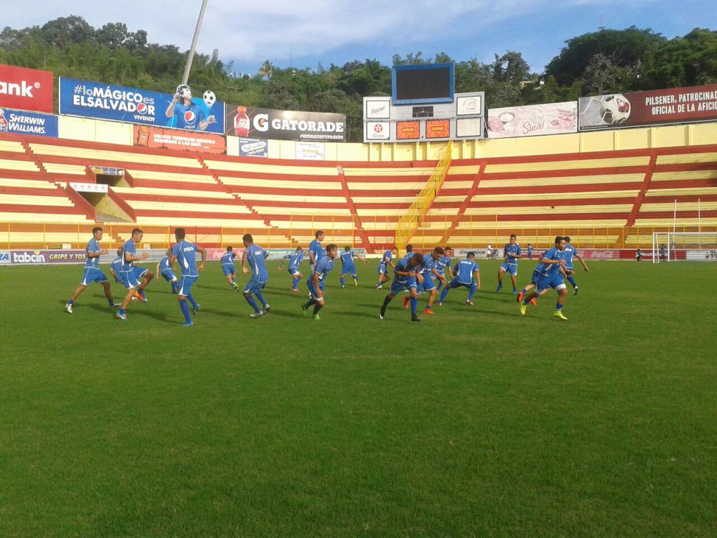 La Seleccion se prepara para segundo juego contra San Cristobal y Nieves en el Cuscatlan. CHfpFtfUwAACFd5