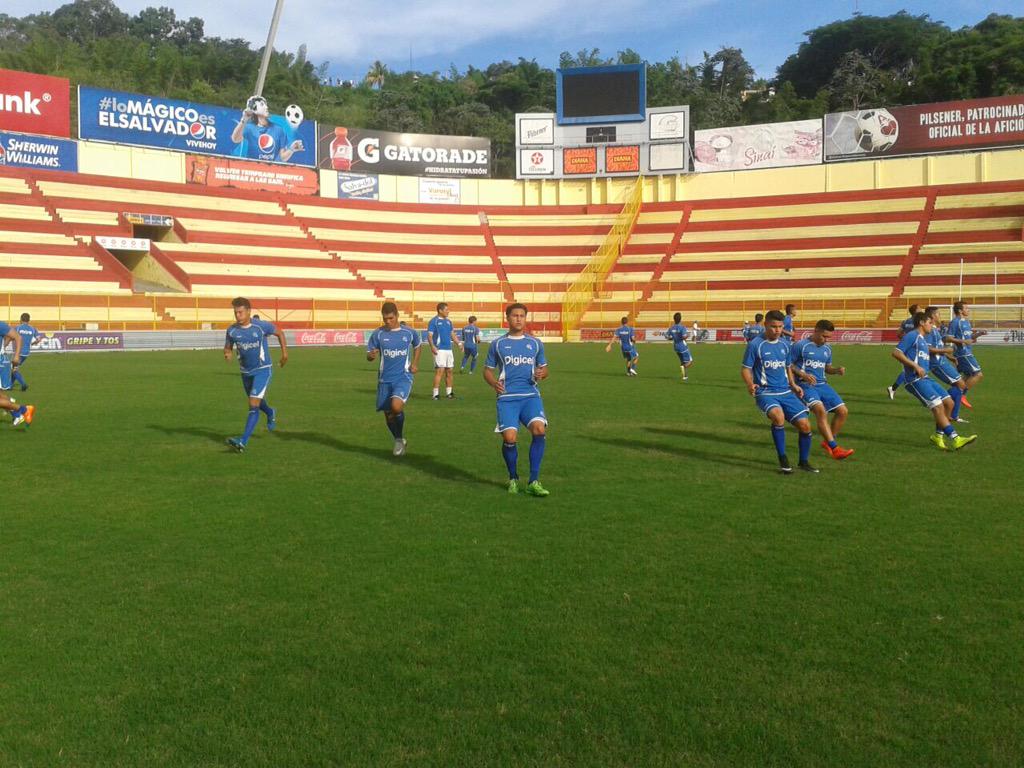 La Seleccion se prepara para segundo juego contra San Cristobal y Nieves en el Cuscatlan. CHfpFuGVEAAJlwk